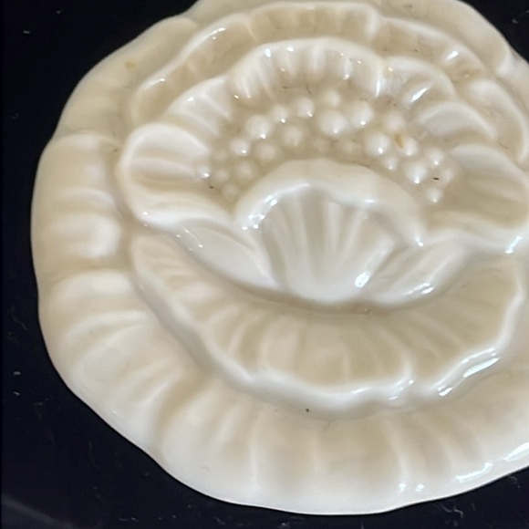 Ruby Lane porcelain flower pendant - Picture 2 of 4